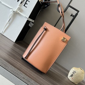 Классическая практичная сумочка Loewe