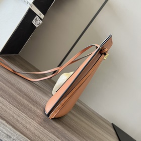 Классическая практичная сумочка Loewe 