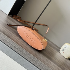 Классическая практичная сумочка Loewe 