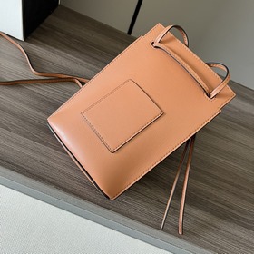 Классическая практичная сумочка Loewe 