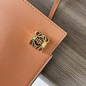 Классическая практичная сумочка Loewe 