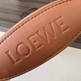 Классическая практичная сумочка Loewe 