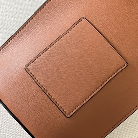 Классическая практичная сумочка Loewe 