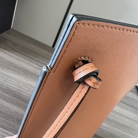 Классическая практичная сумочка Loewe 