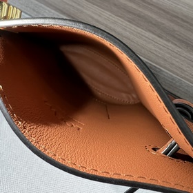 Классическая практичная сумочка Loewe 