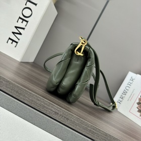 Сумка Loewe Puffer Goya из блестящей к