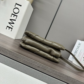 Сумка Loewe Puffer Goya из блестящей к