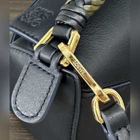 Мини-сумка Puzzle от Loewe из гладкой 