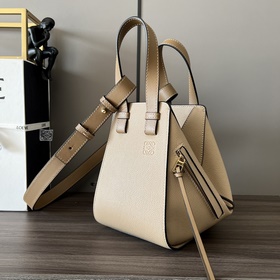 Loewe Мягкая зернистая телячья кожа.