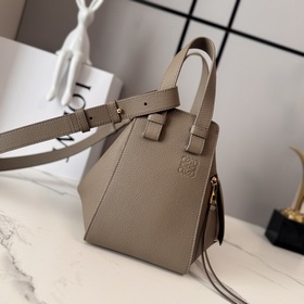 Loewe Мягкая зернистая телячья кожа.