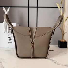 Loewe Мягкая зернистая телячья кожа. 