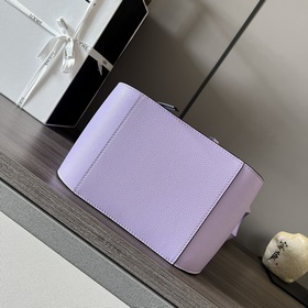 Loewe  Мягкая кожа бычка. Компактная 