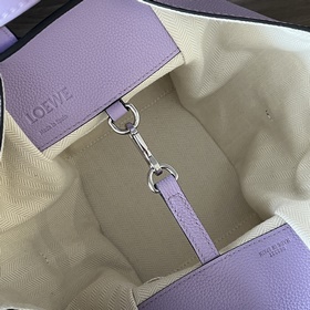 Loewe  Мягкая кожа бычка. Компактная 