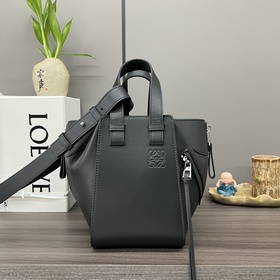 Сумка Loewe Hammock из классической те