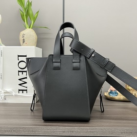 Сумка Loewe Hammock из классической те
