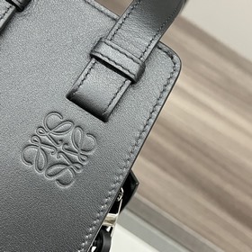 Сумка Loewe Hammock из классической те