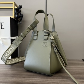Loewe Сумка Hammock из атласной теляч