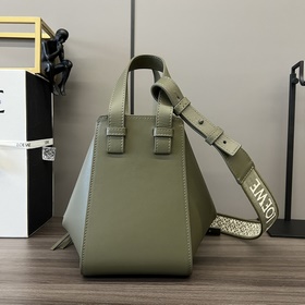 Loewe Сумка Hammock из атласной теляч