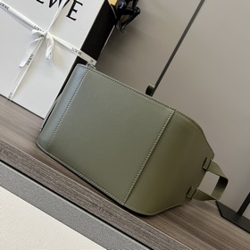 Loewe Сумка Hammock из атласной теляч