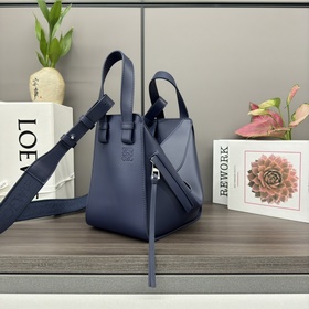 Loewe Сумка Hammock из атласной теляч