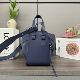 Loewe Сумка Hammock из атласной теляч