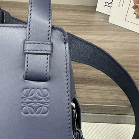 Loewe Сумка Hammock из атласной теляч