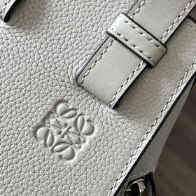 Loewe Мягкая зернистая телячья кожа. 