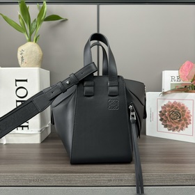Loewe Сумка Hammock из атласной теляч