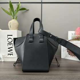 Loewe Сумка Hammock из атласной теляч
