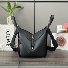 Loewe Сумка Hammock из атласной теляч