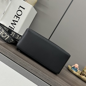 Loewe  Сумка Puzzle из атласной теляч