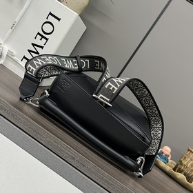 Loewe  Сумка Puzzle из атласной теляч
