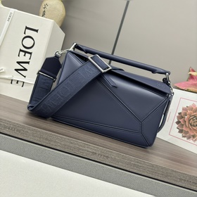 Loewe  Сумка Puzzle из атласной теляч