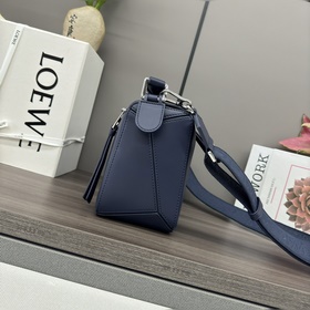 Loewe  Сумка Puzzle из атласной теляч