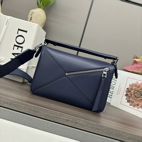 Loewe  Сумка Puzzle из атласной теляч