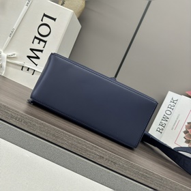 Loewe  Сумка Puzzle из атласной теляч