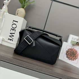 Loewe  Сумка Puzzle из атласной теляч