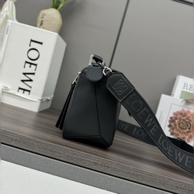 Loewe  Сумка Puzzle из атласной теляч