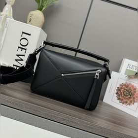 Loewe  Сумка Puzzle из атласной теляч