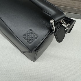 Loewe  Сумка Puzzle из атласной теляч