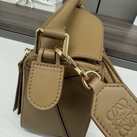 Loewe  Сумка Puzzle из атласной теляч