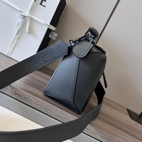 Сумка Loewe Puzzle из атласной телячье