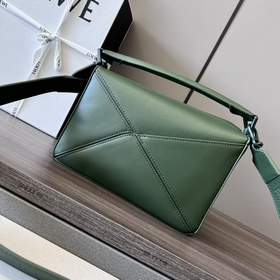 Сумка Loewe Puzzle из атласной телячье