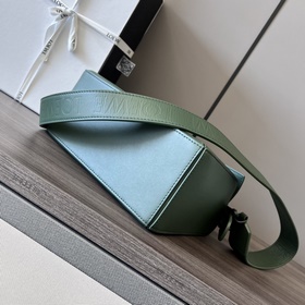 Сумка Loewe Puzzle из атласной телячье