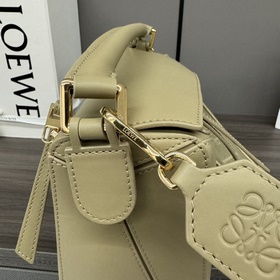 Loewe  Сумка Puzzle из атласной теляч