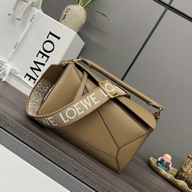 Loewe  Сумка Puzzle из атласной теляч