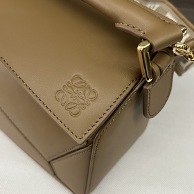 Loewe  Сумка Puzzle из атласной теляч
