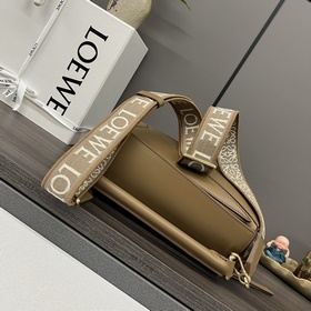 Loewe  Сумка Puzzle из атласной теляч