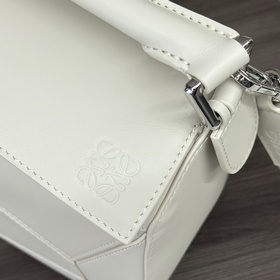 Loewe  Сумка Puzzle из атласной теляч