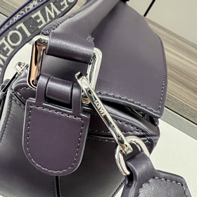Loewe  Сумка Puzzle из атласной теляч